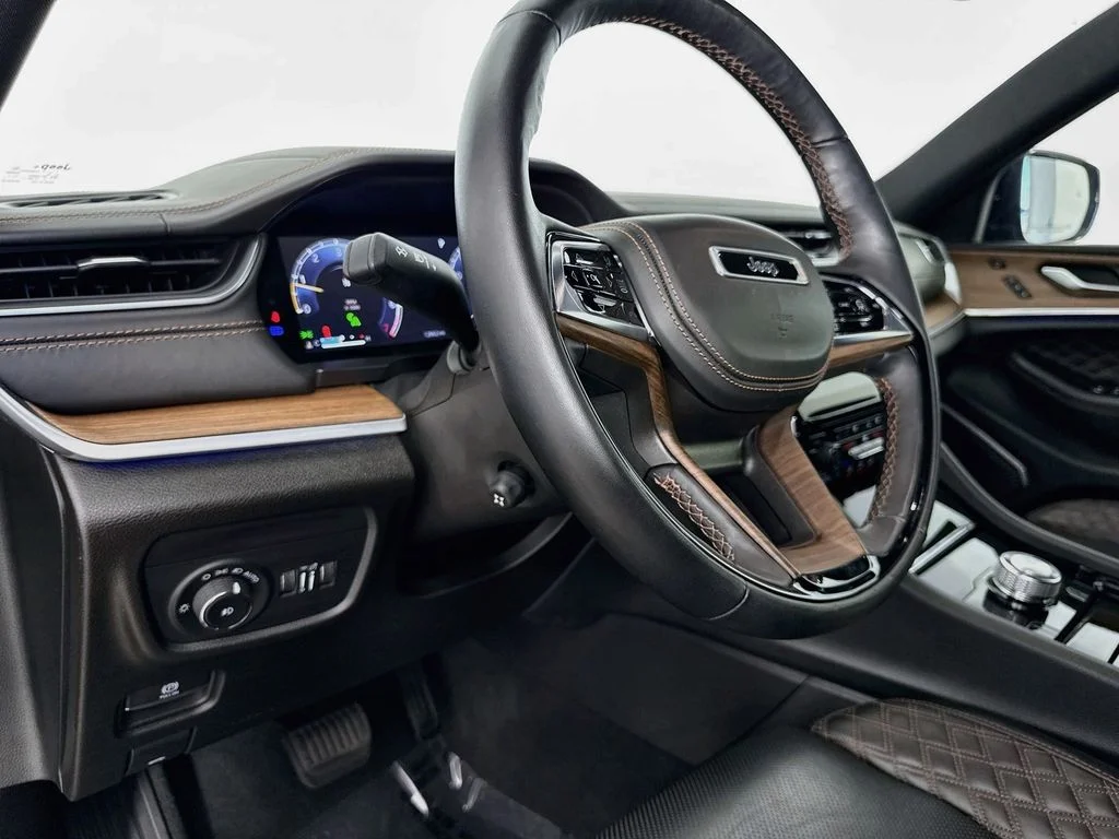 Used 2022 Black Jeep Summit image 9