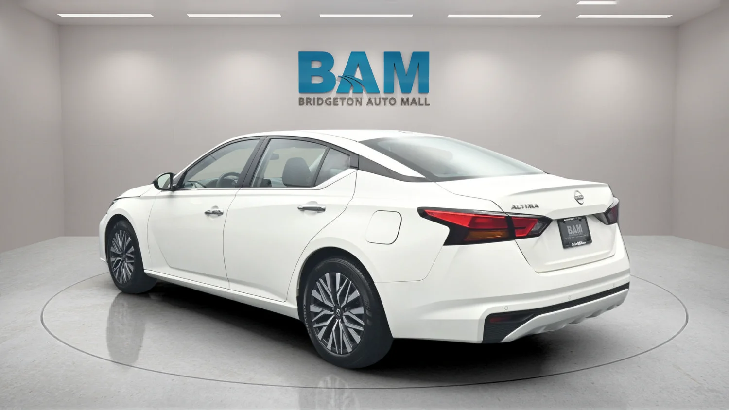 Used 2025 White Nissan SV image 4