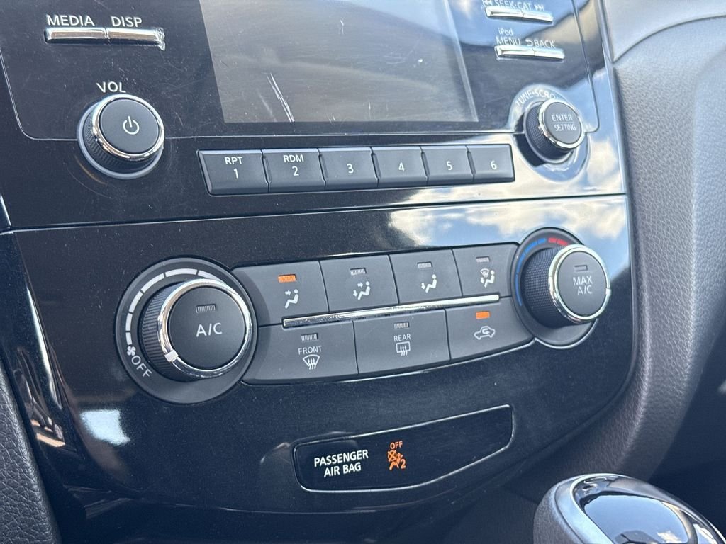Used 2018 White Nissan S image 18