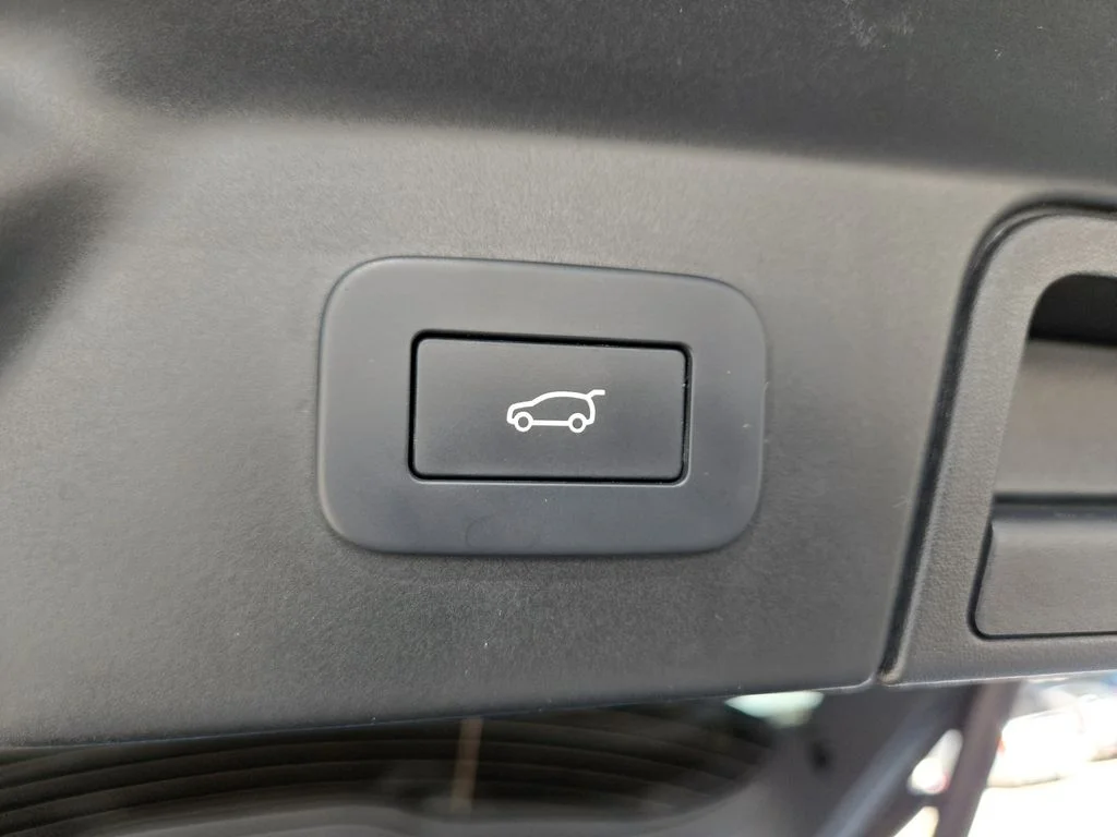 Used 2025  Land Rover Dynamic SE image 31