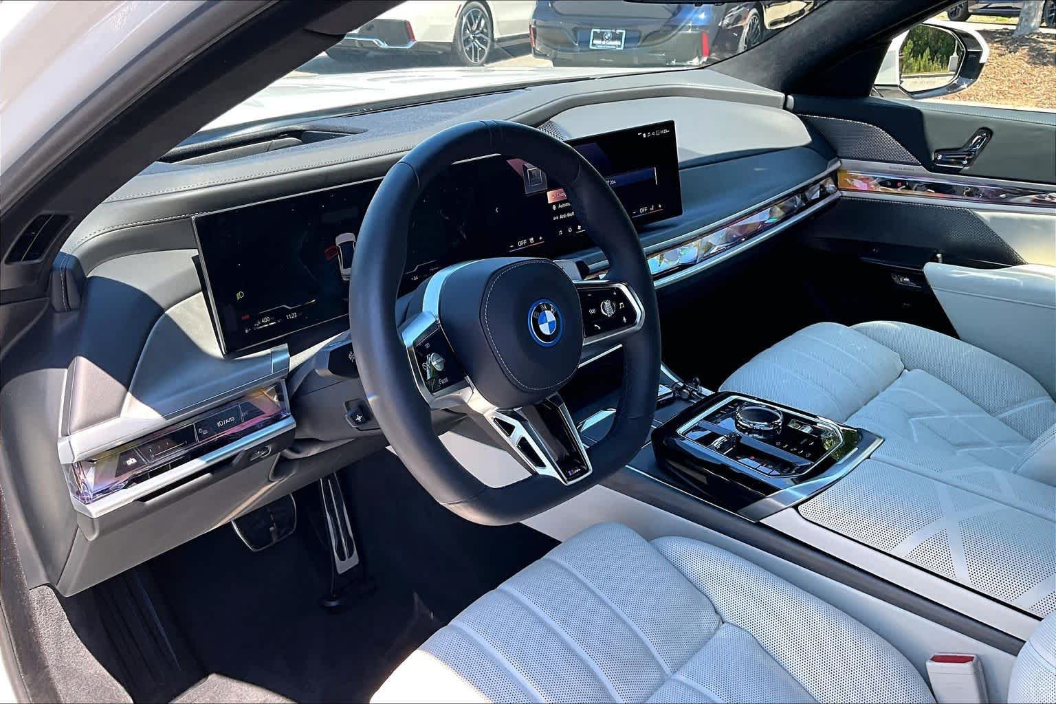 2025 BMW 7 Series 750e - Photo 17