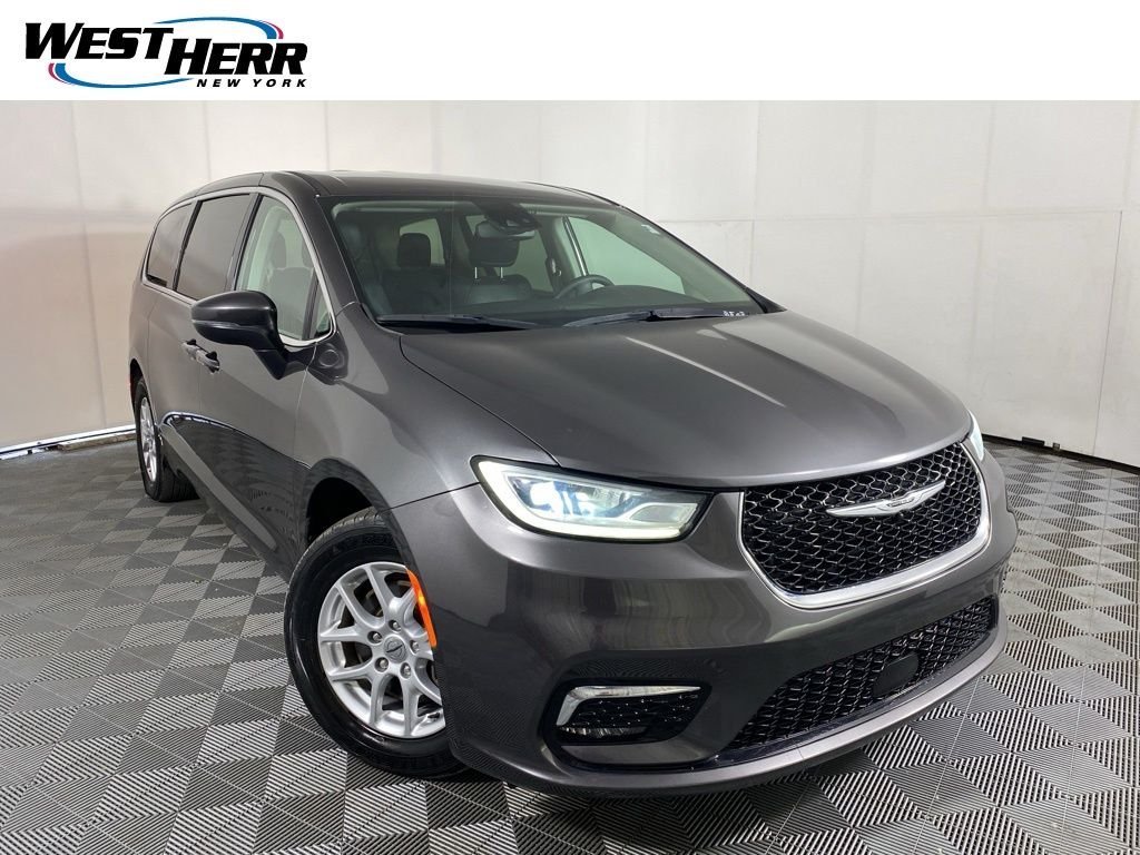2023 Chrysler Pacifica Touring L's photo