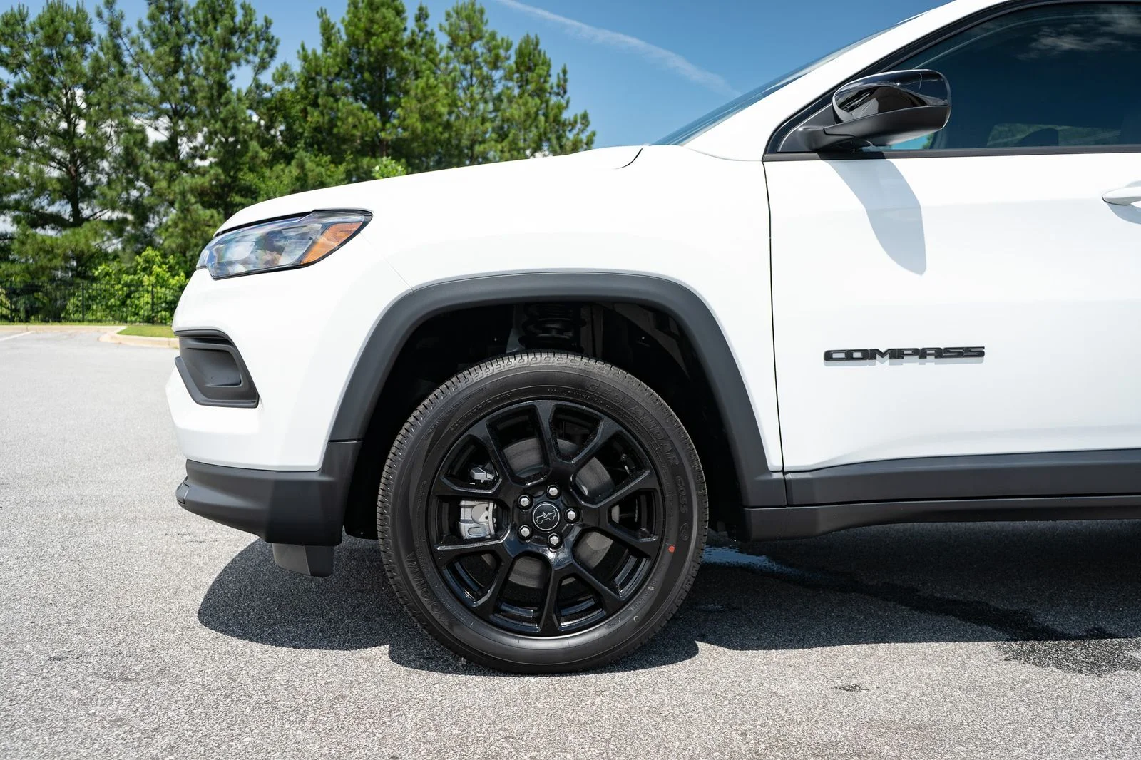 New 2026 Bright White Clearcoat Jeep Latitude image 4