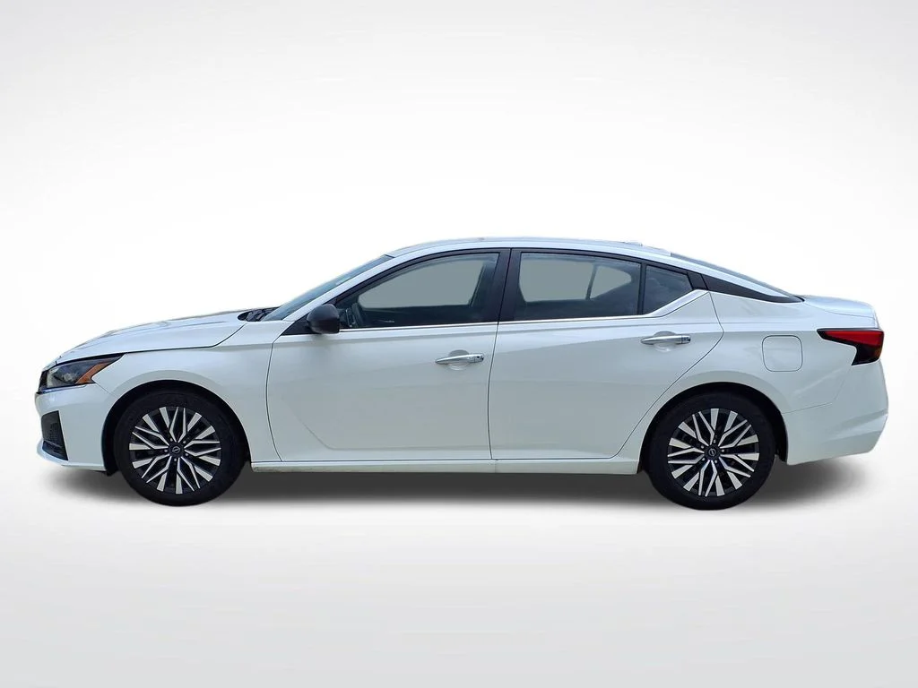 Used 2025 White Nissan 2.5 SV image 5