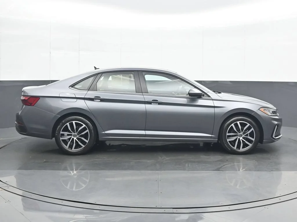 Used 2025 Gray Volkswagen 1.5T SE image 7