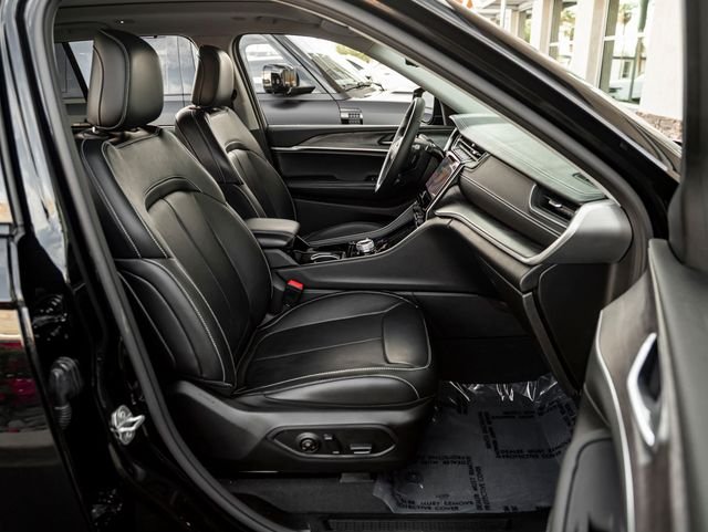 Used 2022 Diamond Black Crystal Pearlcoat Jeep Limited image 33