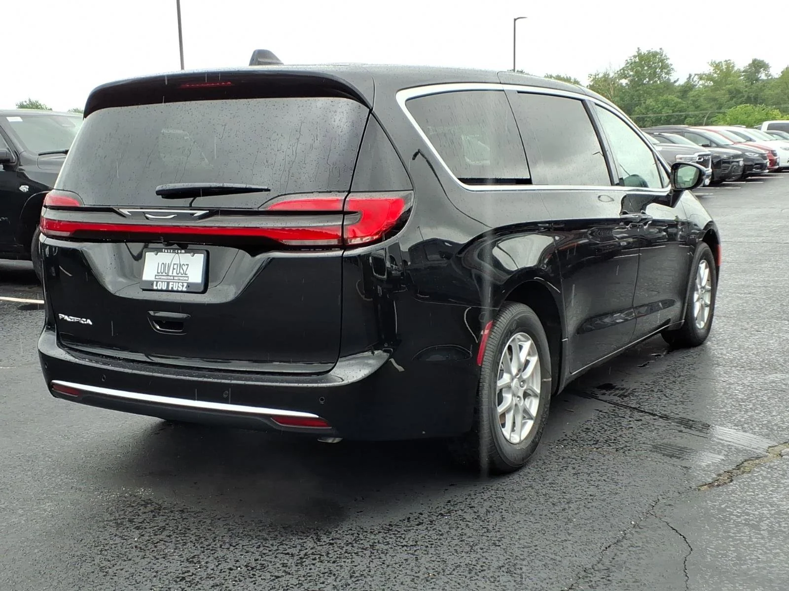 New 2027 Diamond Black Crystal Pearl-Coat Exterior Paint Chrysler Select image 17