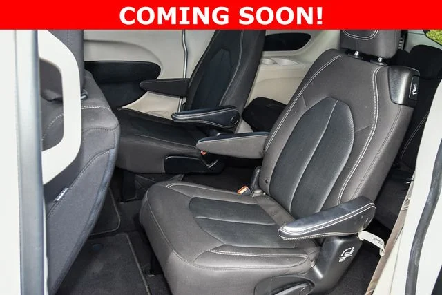 Used 2022 White Chrysler LX image 17