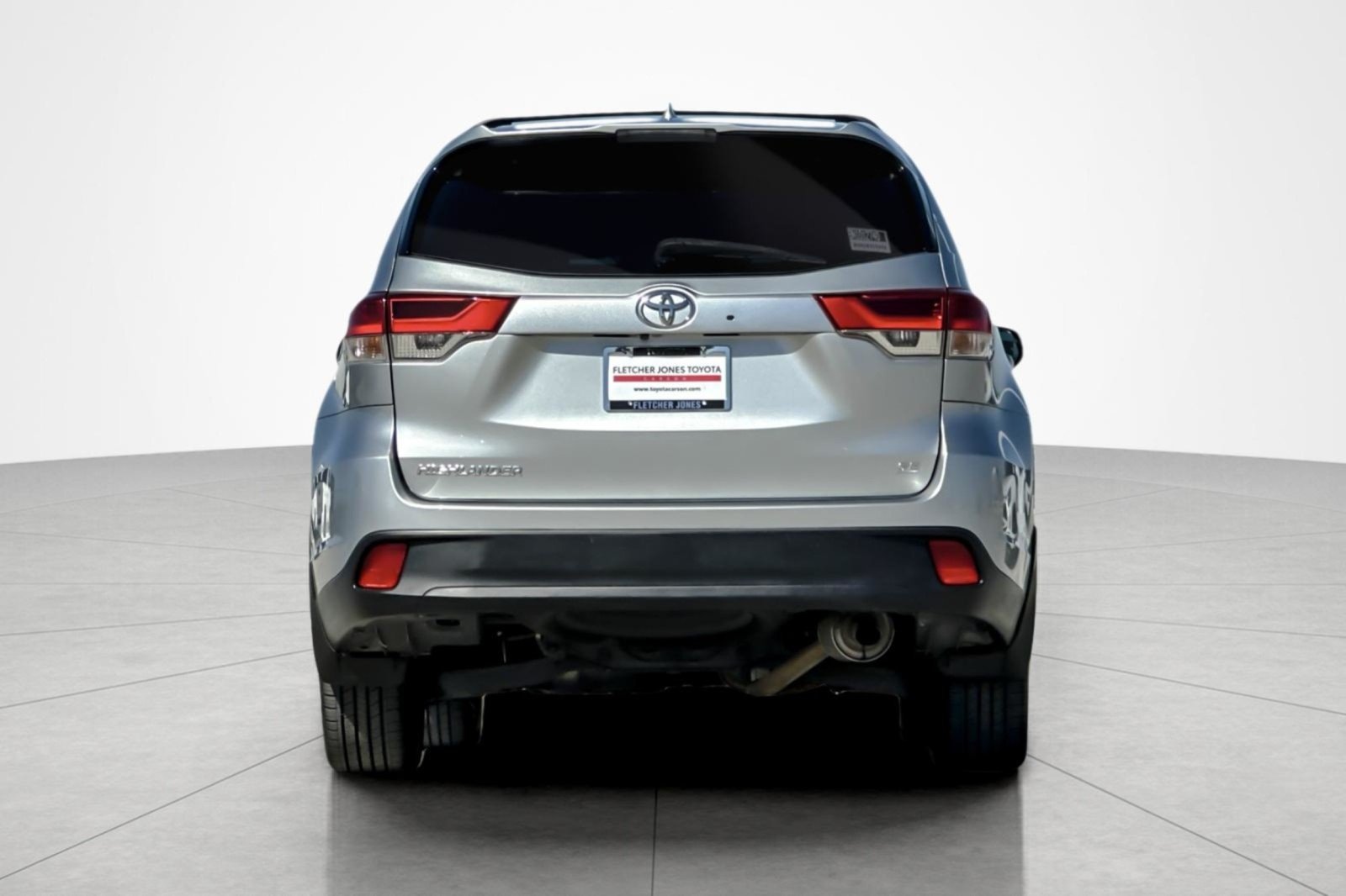Used 2018 CELESTIAL SILVER MET Toyota SE image 4