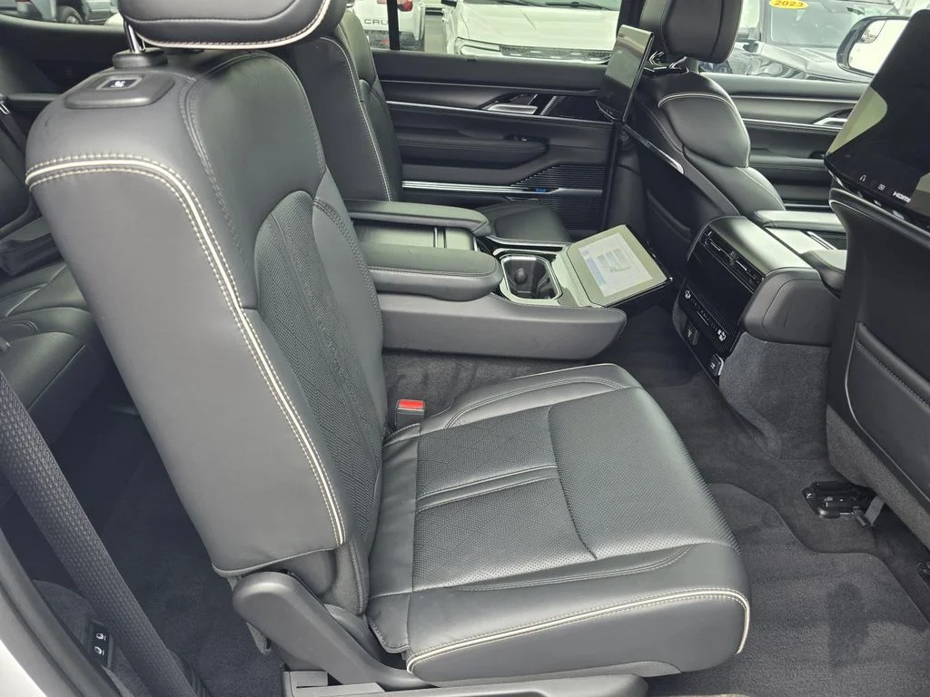 Used 2025 Bright White Clearcoat Jeep Series II Obsidian image 22