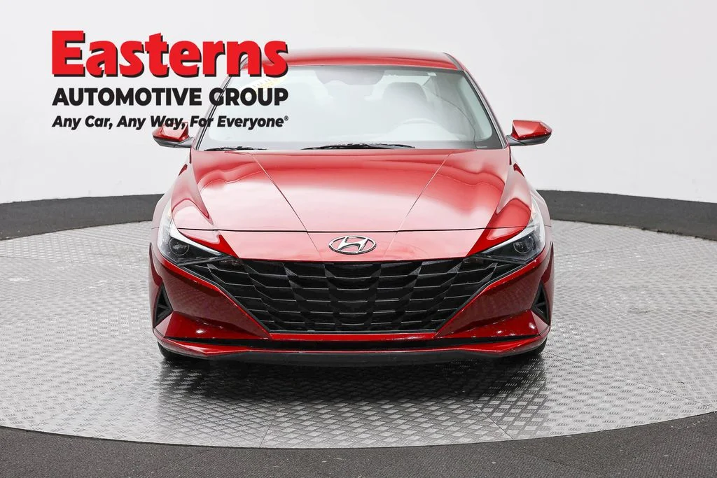 Used 2023 Red Hyundai SE image 2