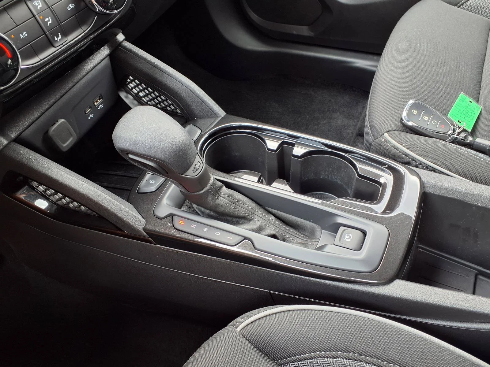 Used 2025 Summit White Chevrolet LT image 13