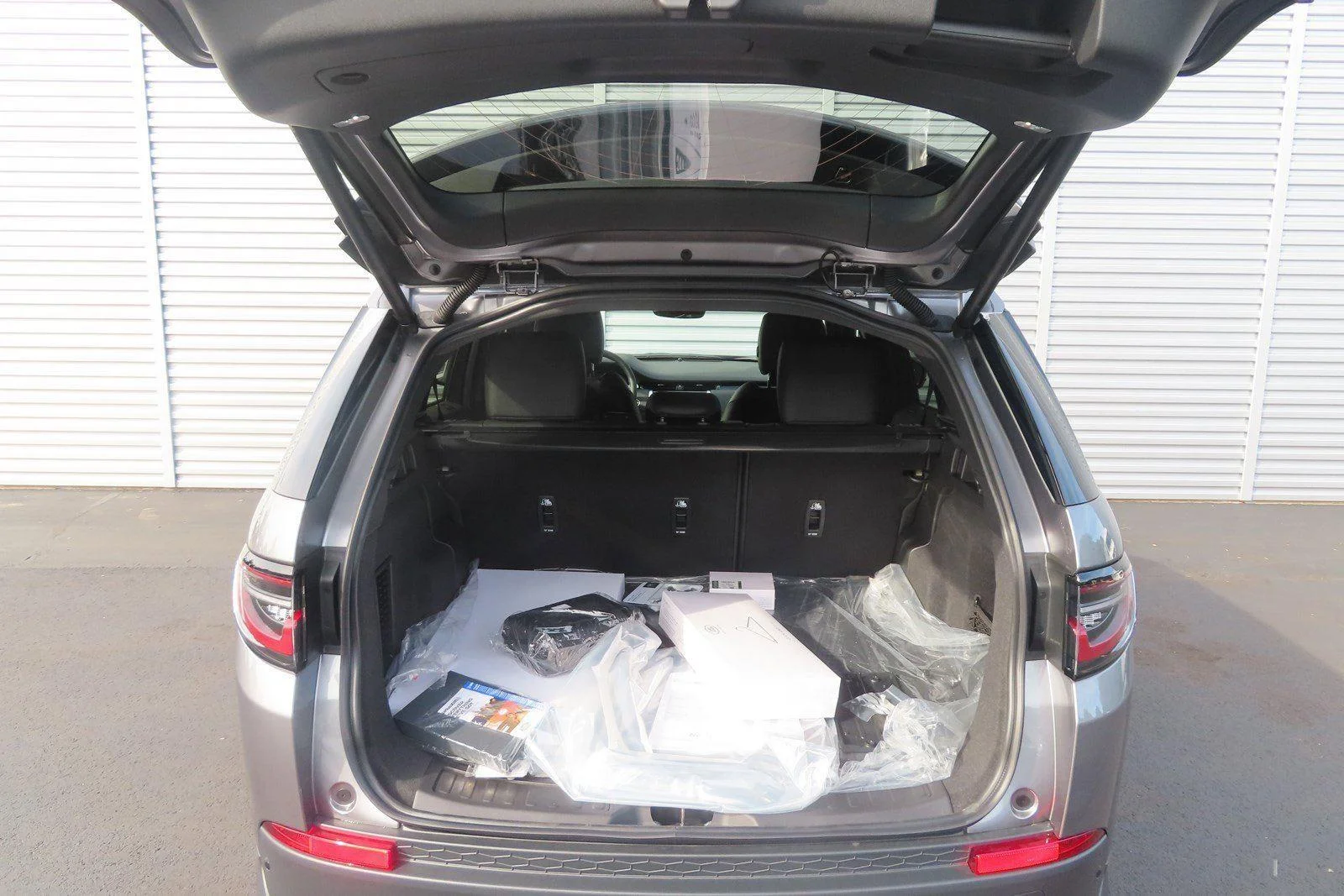 Used 2023 Eiger Grey Metallic Land Rover SE image 23
