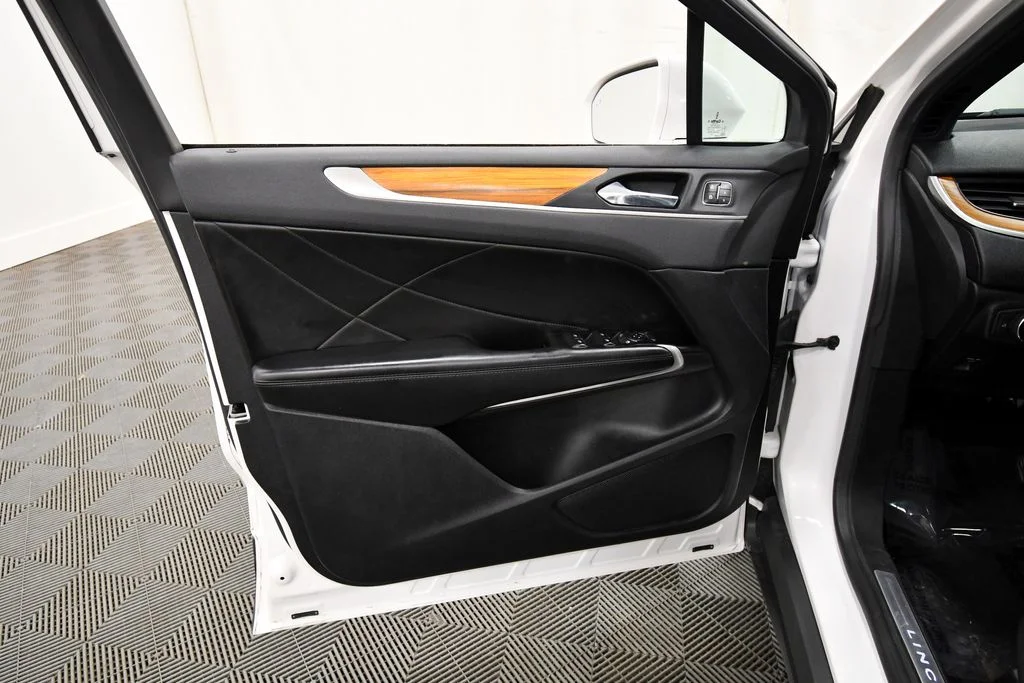 Used 2019 White Lincoln Reserve image 13