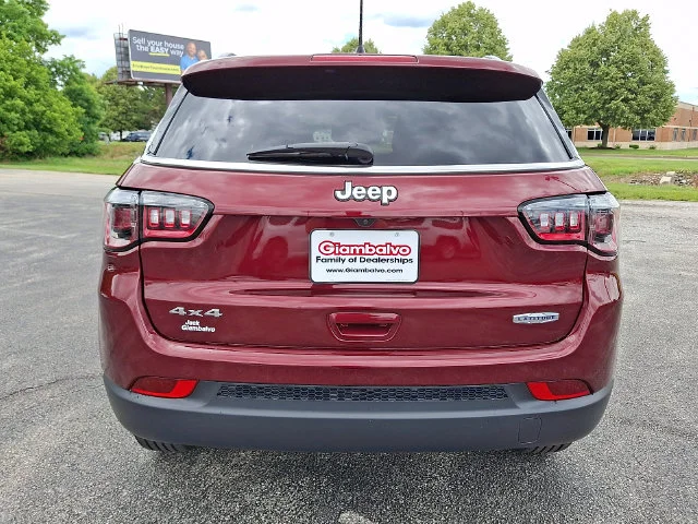 Used 2022 Red Jeep Latitude image 9
