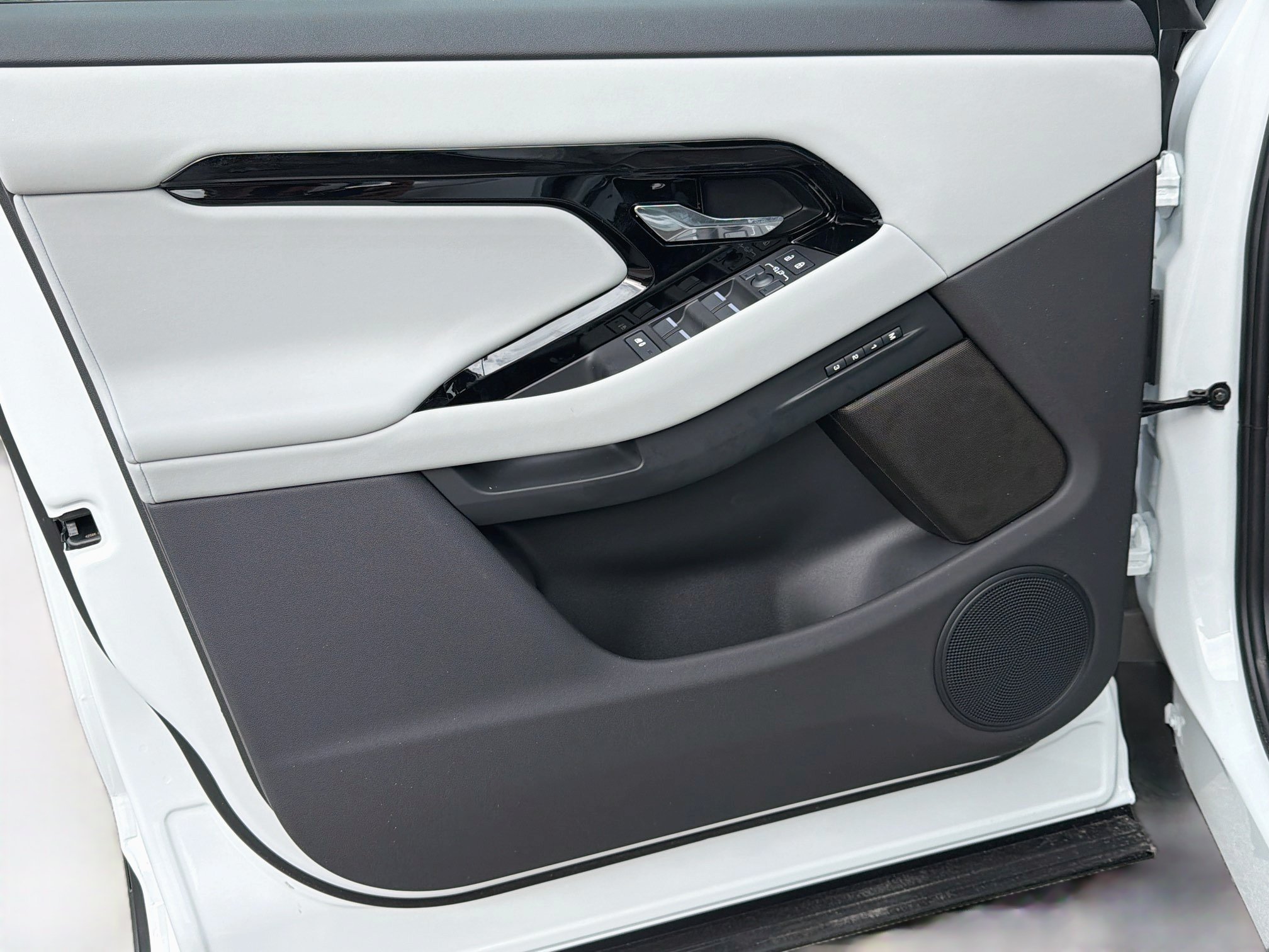 New 2026 Fuji White Land Rover Core S image 21