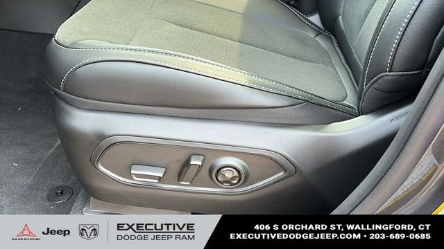 New 2026 Baltic Gray Metallic Clear-Coat Exterior Paint Jeep Altitude image 10
