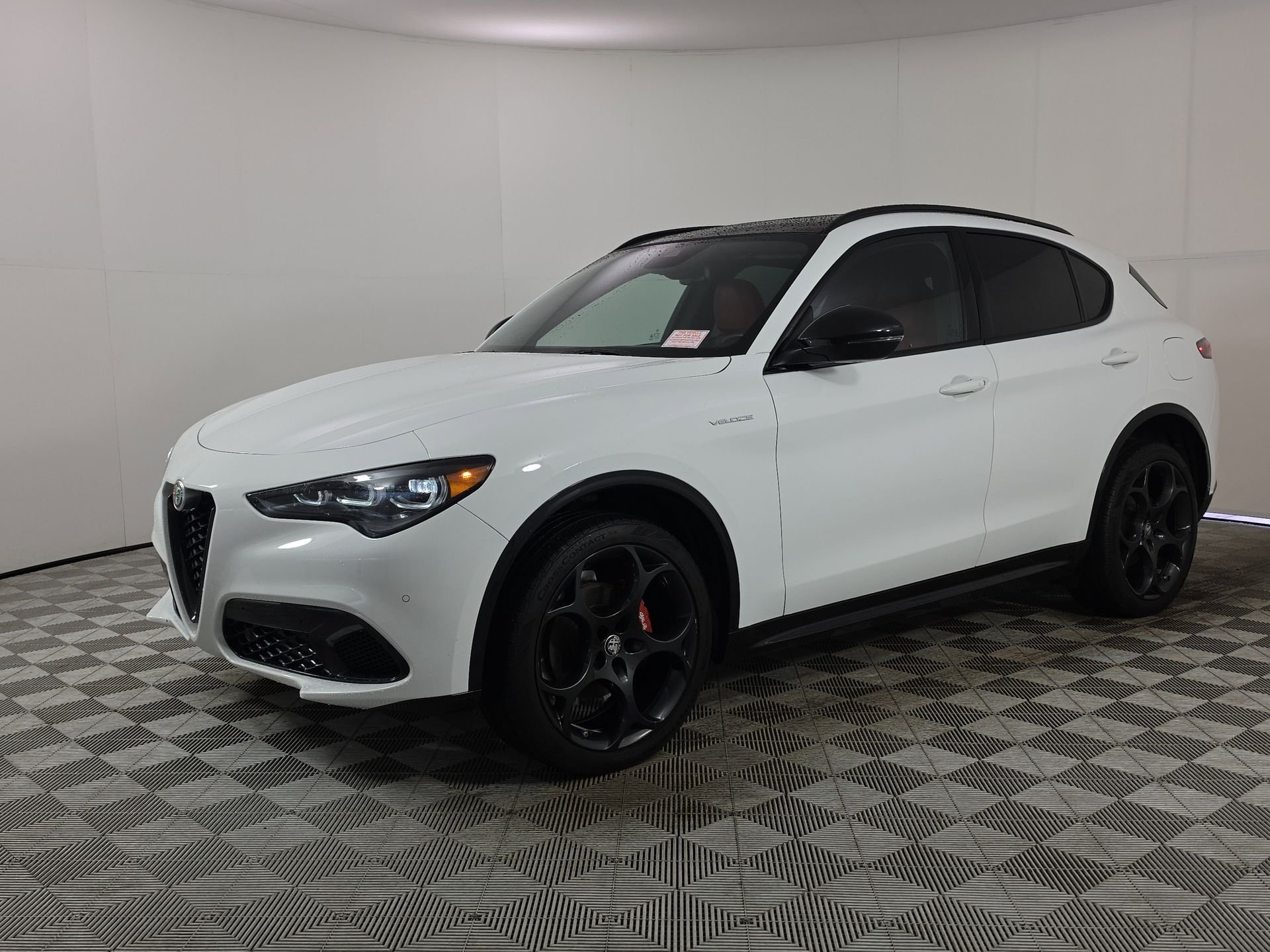 Used 2024 White Alfa Romeo Veloce image 3