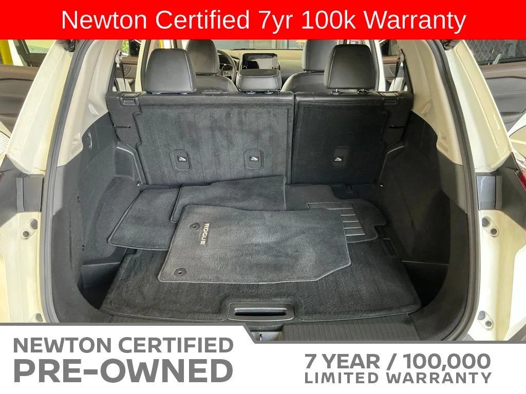 Certified Used 2023 Pearl White Tricoat/Super Black Nissan SL image 27