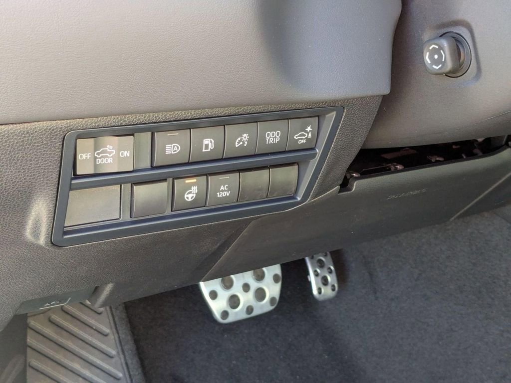 2025 Toyota Tundra Platinum - Photo 17