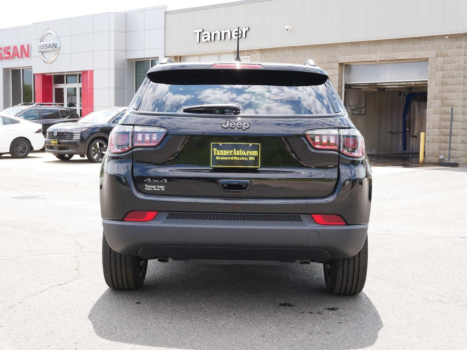 New 2026 Diamond Black Crystal Pearl-Coat Exterior Paint Jeep Latitude image 6