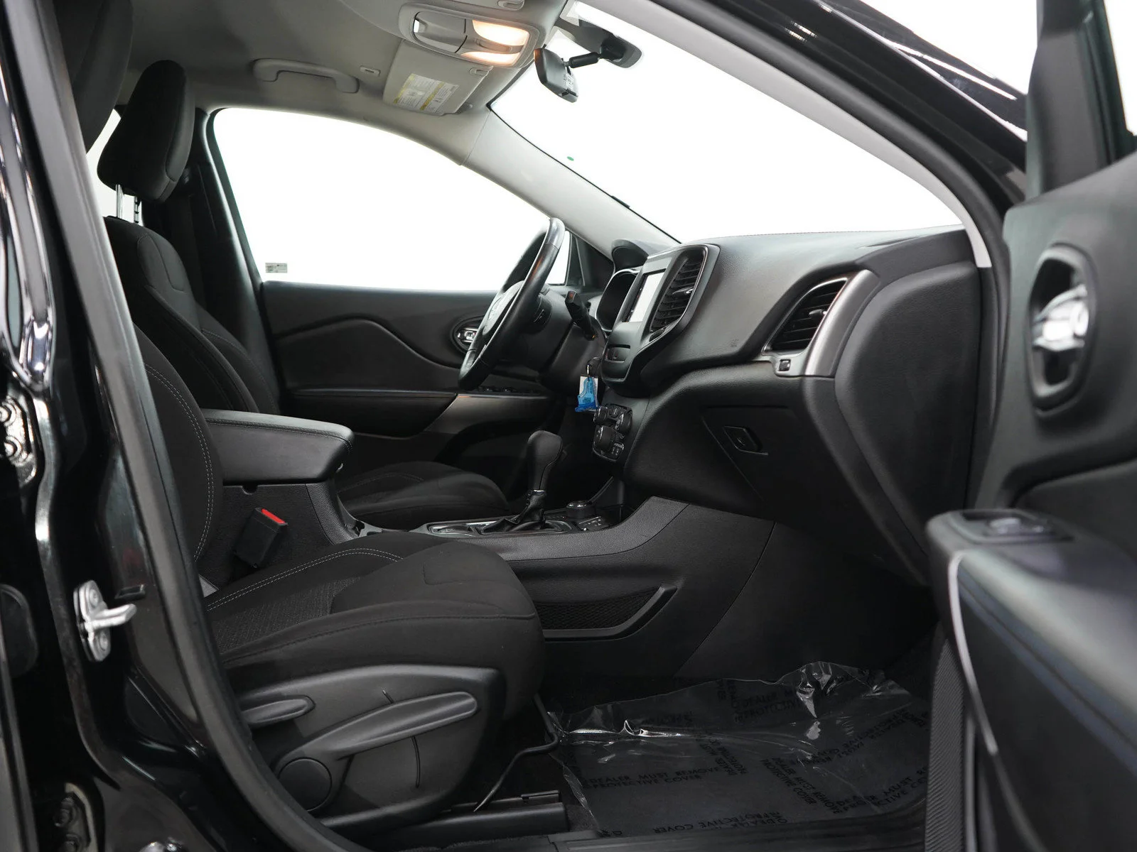 Used 2019  Jeep Latitude image 11