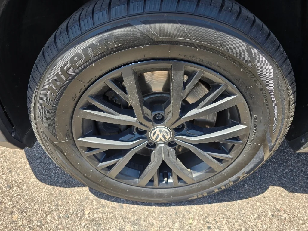 Used 2020 Stone Blue Metallic Volkswagen SE image 9