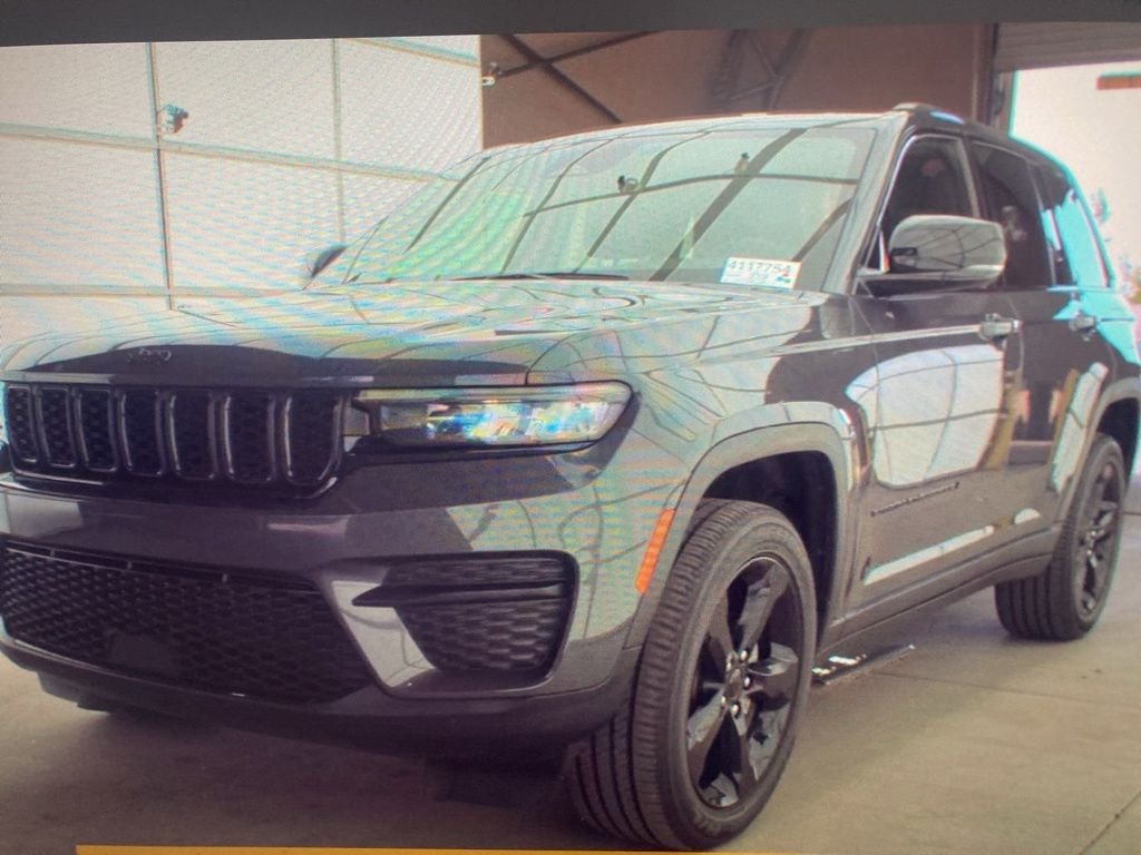 Used 2024 Gray Jeep Altitude image 7