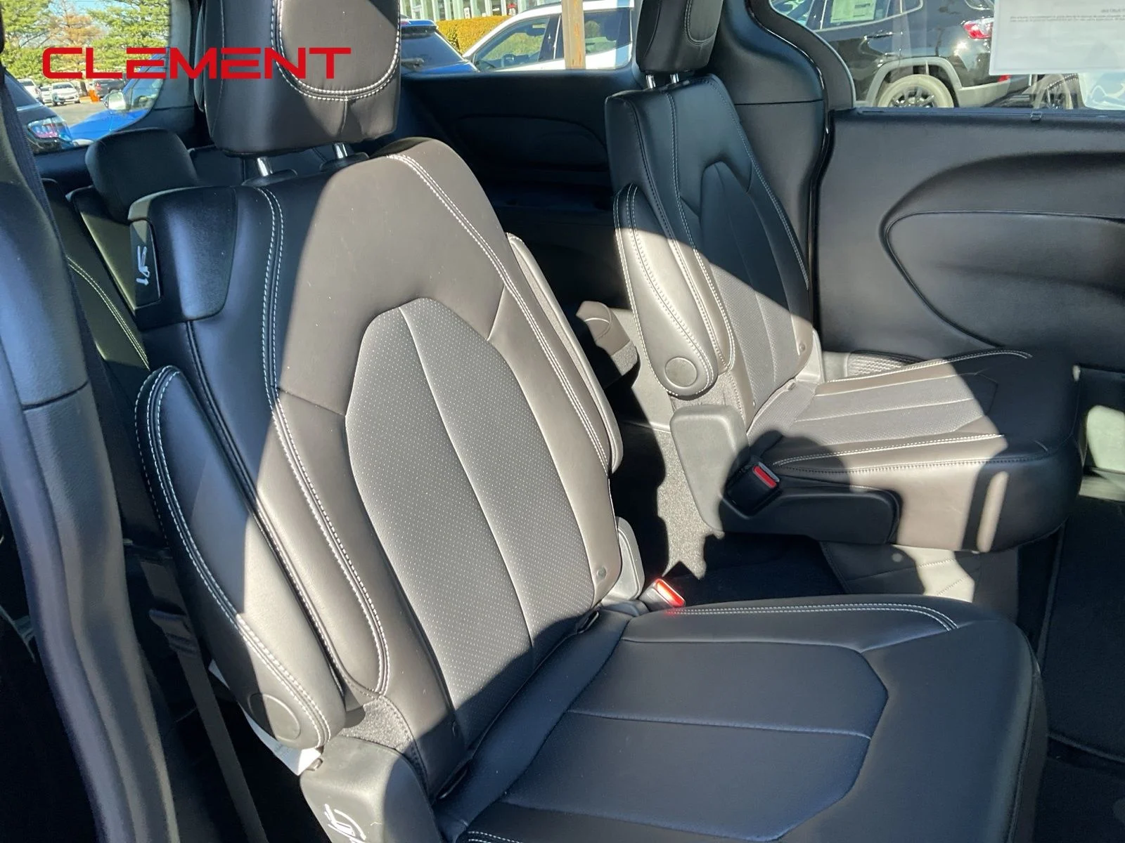 New 2026 Diamond Black Crystal Pearl-Coat Exterior Paint Chrysler Select image 27