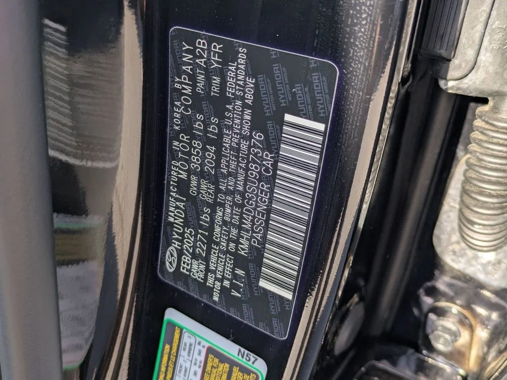 Used 2025 Black Hyundai SEL Sport image 30
