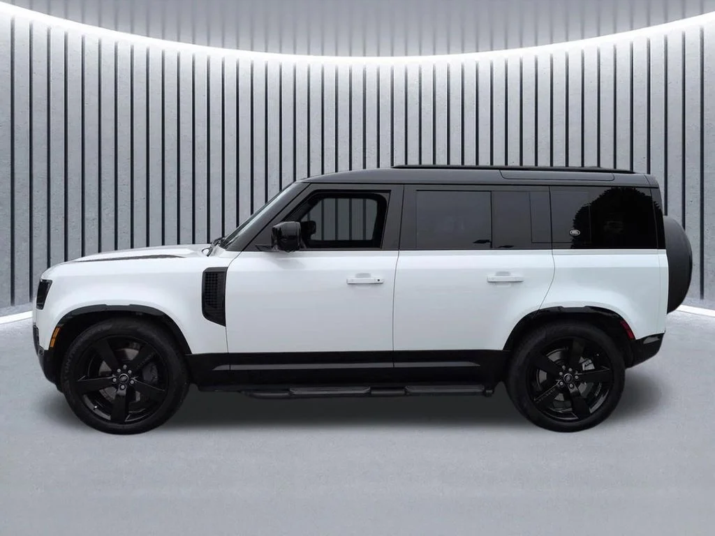 Used 2024  Land Rover X-Dynamic SE image 2