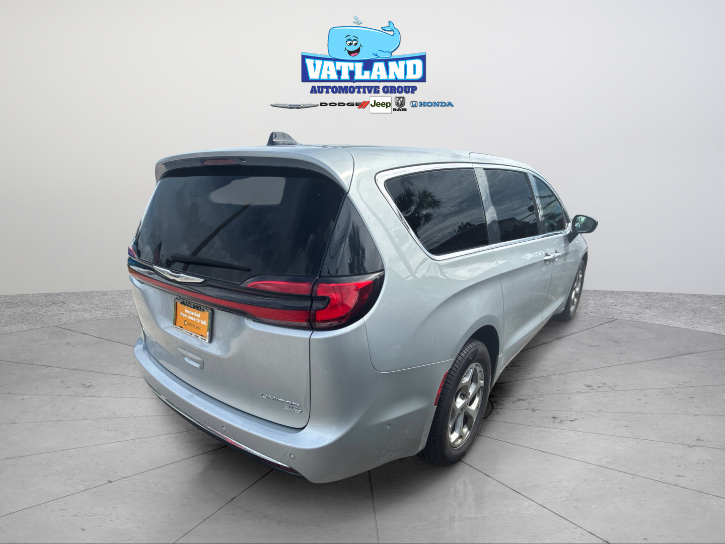 Used 2024 Silver Chrysler Limited image 5