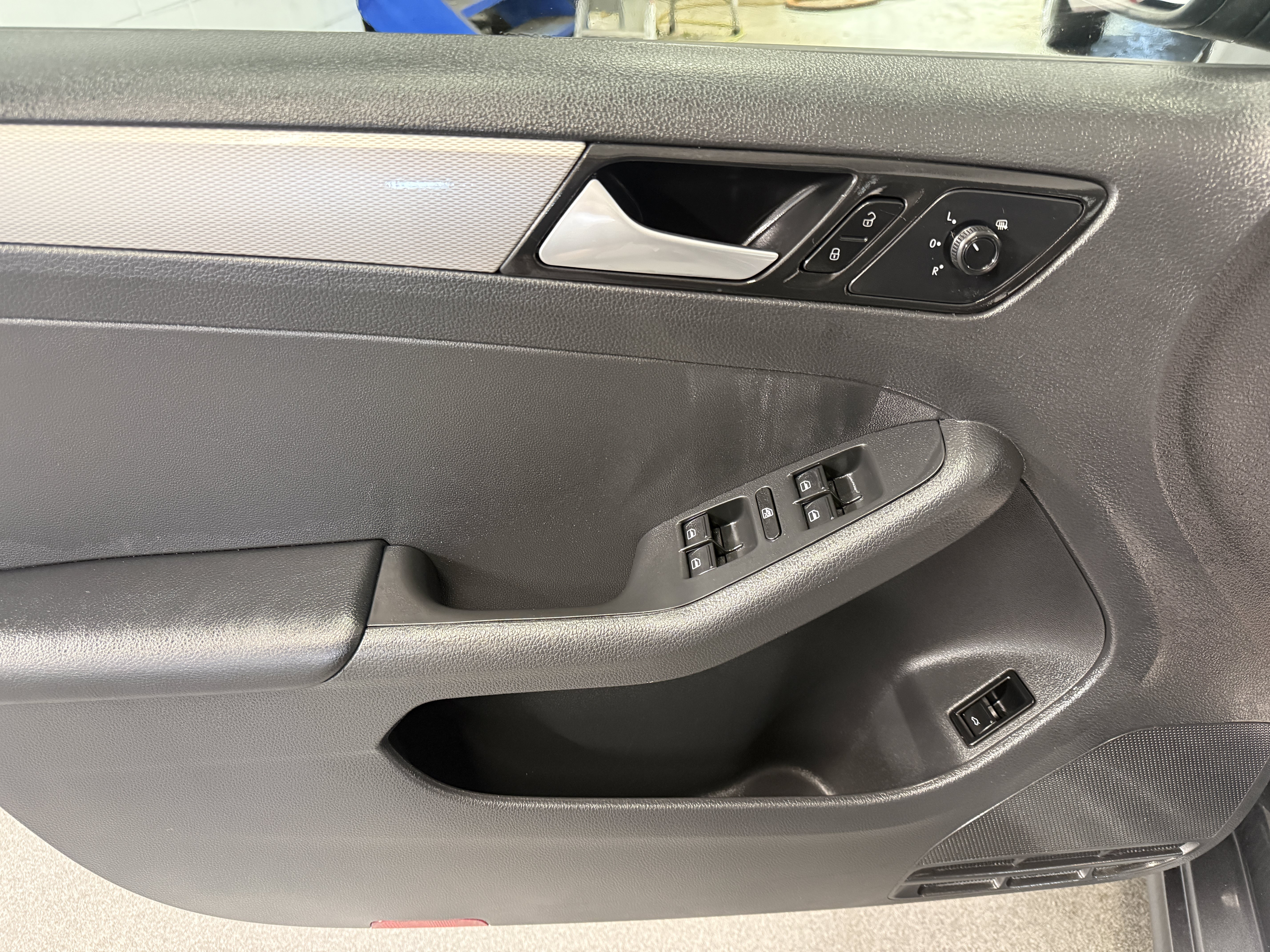 Used 2018 Platinum Gray Metallic Volkswagen 1.4T S image 12
