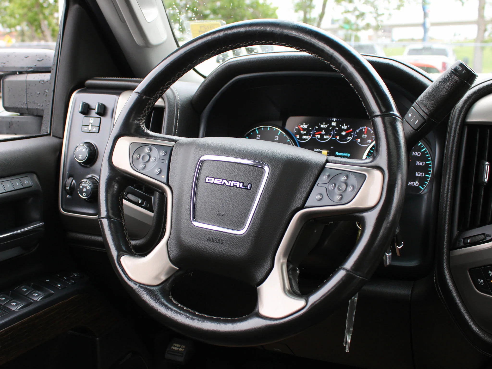 Used 2019 White GMC Denali * Diesel | 5th Wheel/Gooseneck Prep | Heated/Vented Leather | Sunroof | Remote Start image 6