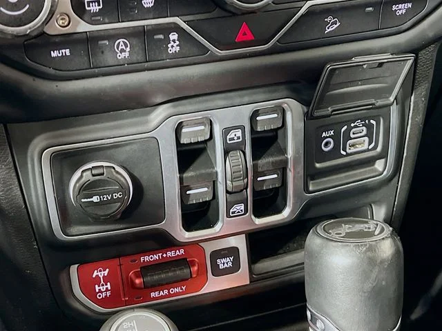 Used 2018 White Jeep Unlimited Rubicon image 21