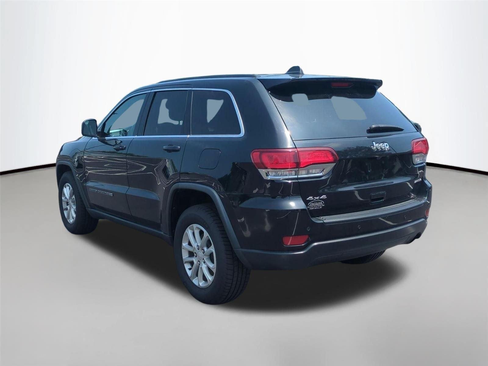 Used 2022 Diamond Black Crystal Pearlcoat Jeep Laredo X image 3