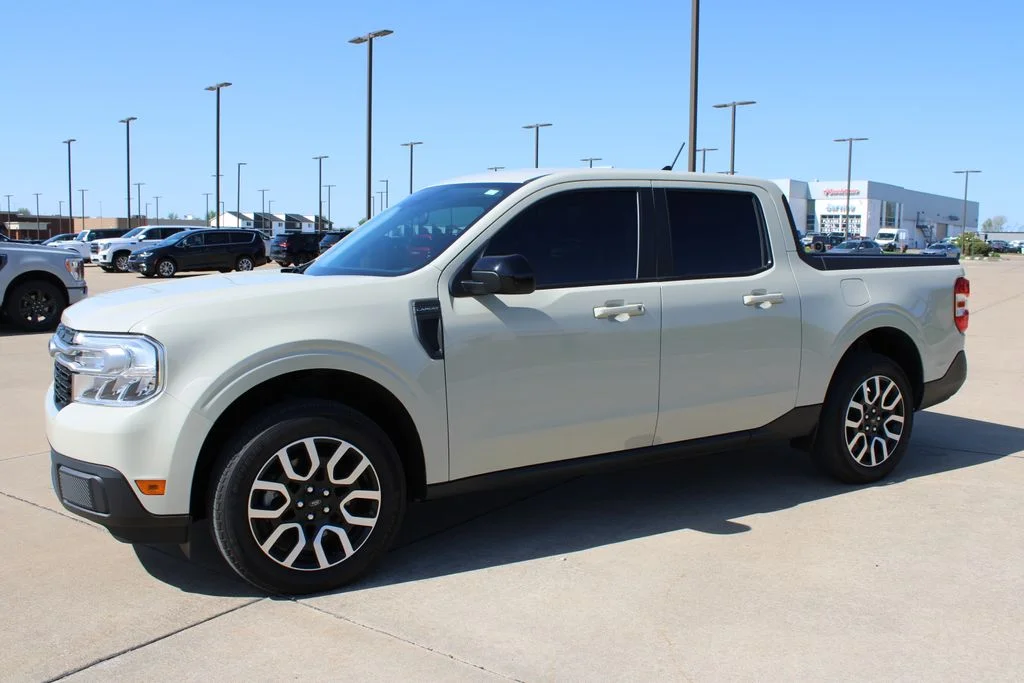 Used 2024  Ford Lariat image 17