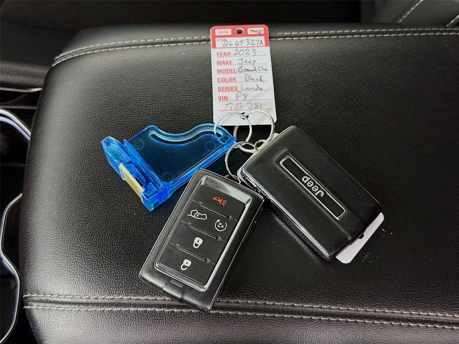 Used 2023  Jeep Laredo image 4