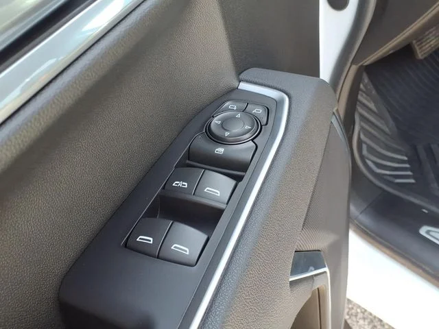 Used 2025 White Chevrolet RST image 9