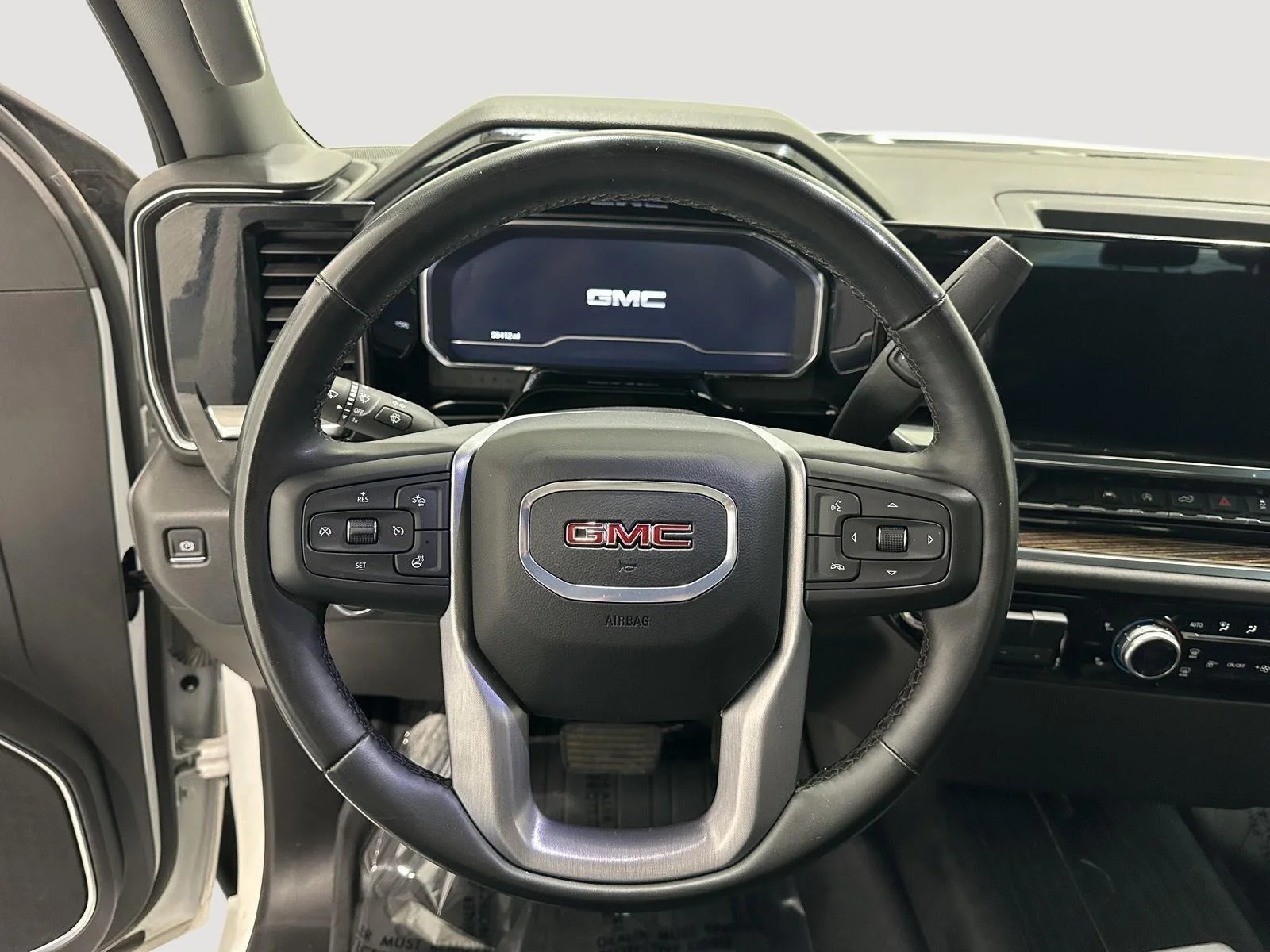 Used 2024 Summit White GMC Elevation image 9