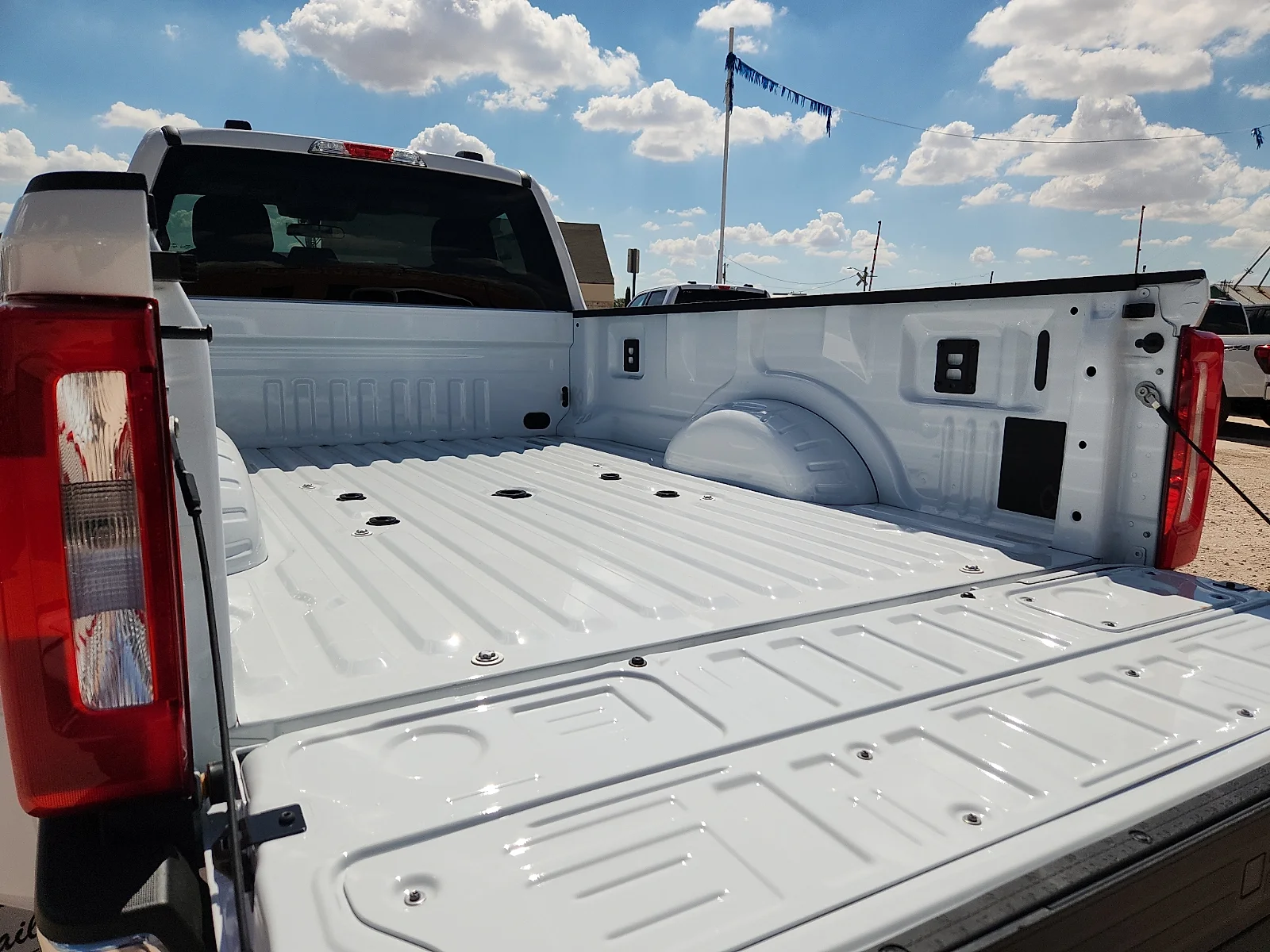 New 2027 Oxford White Ford XLT image 12