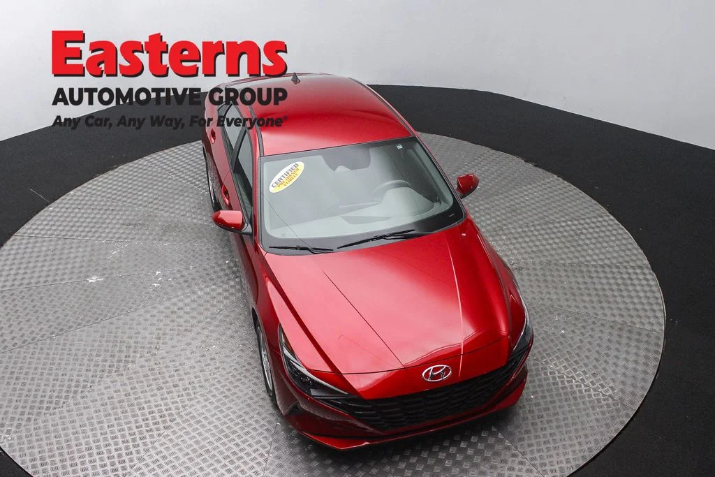 Used 2023 Red Hyundai SE image 3