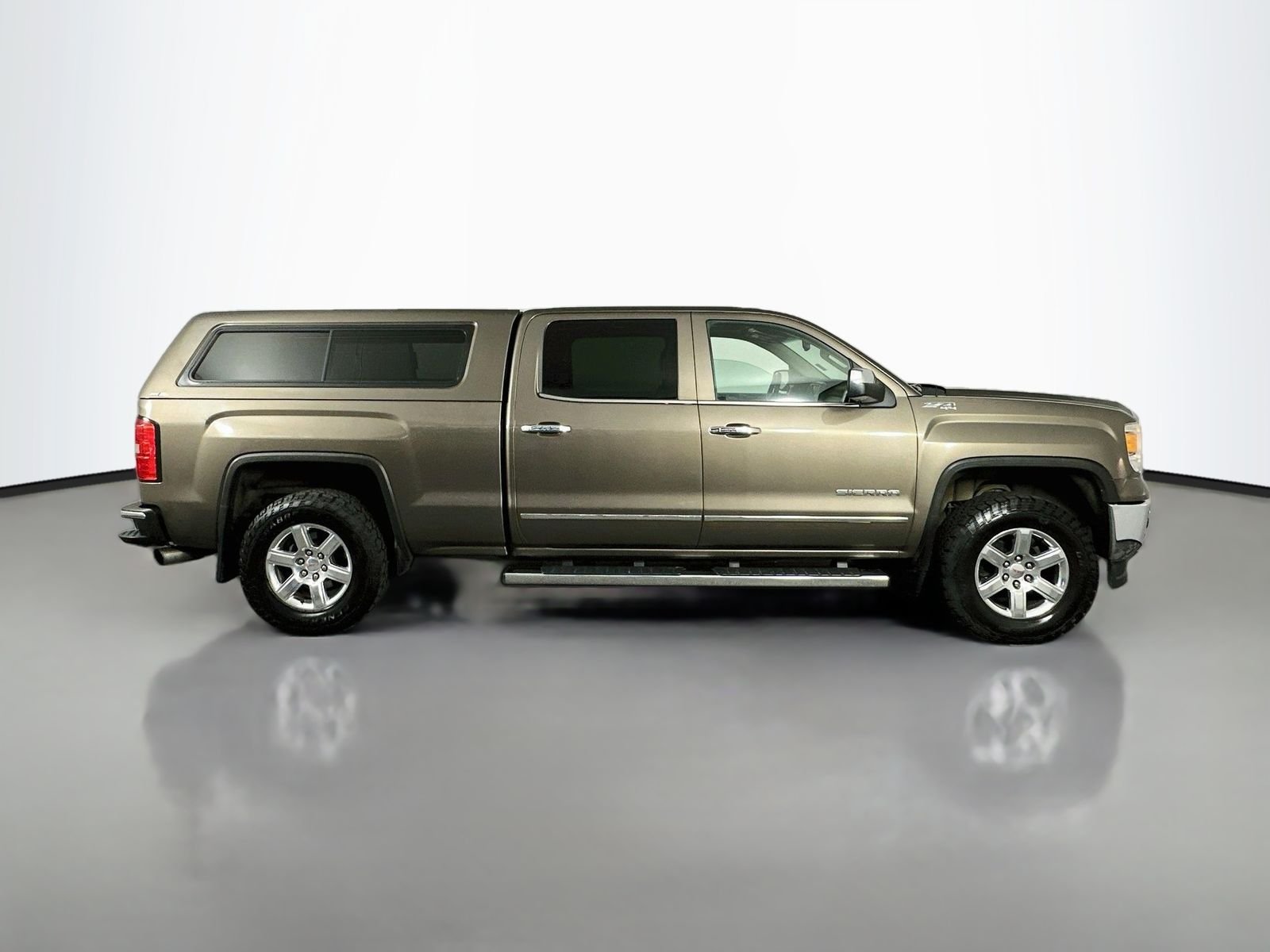 Used 2015 Bronze Alloy Metallic GMC SLT image 9