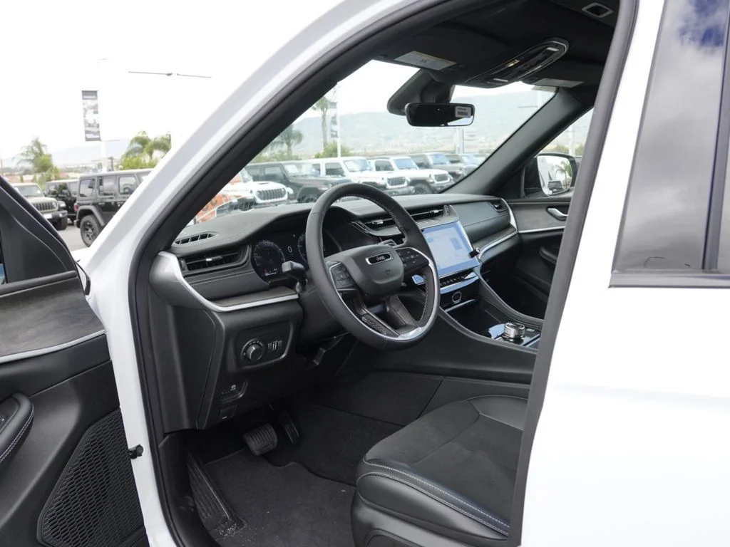 New 2026 Bright White Clear-Coat Exterior Paint Jeep Altitude image 22