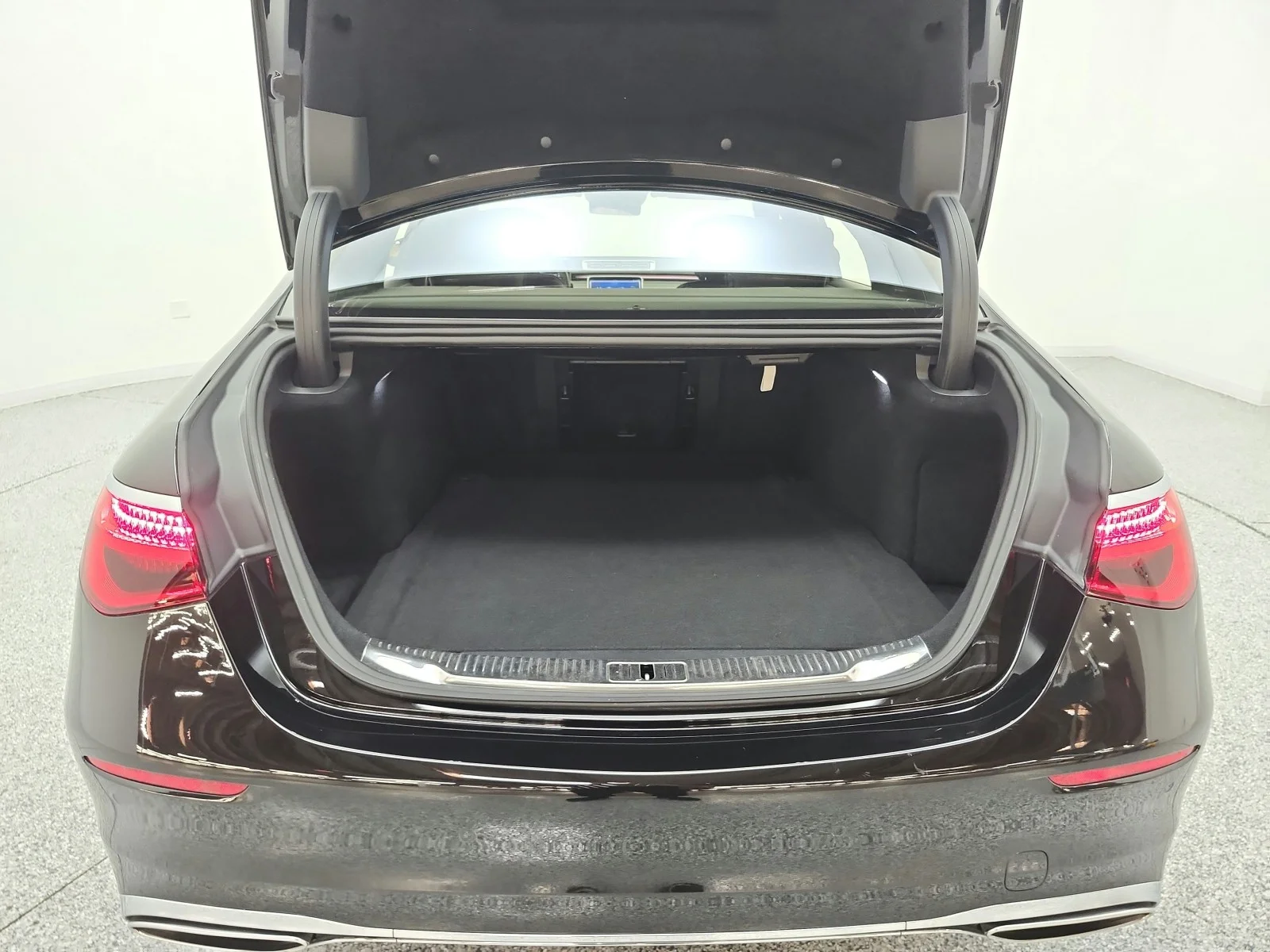 Used 2023 Obsidian Black Mercedes-Benz S 580e 4MATIC® Sedan image 26