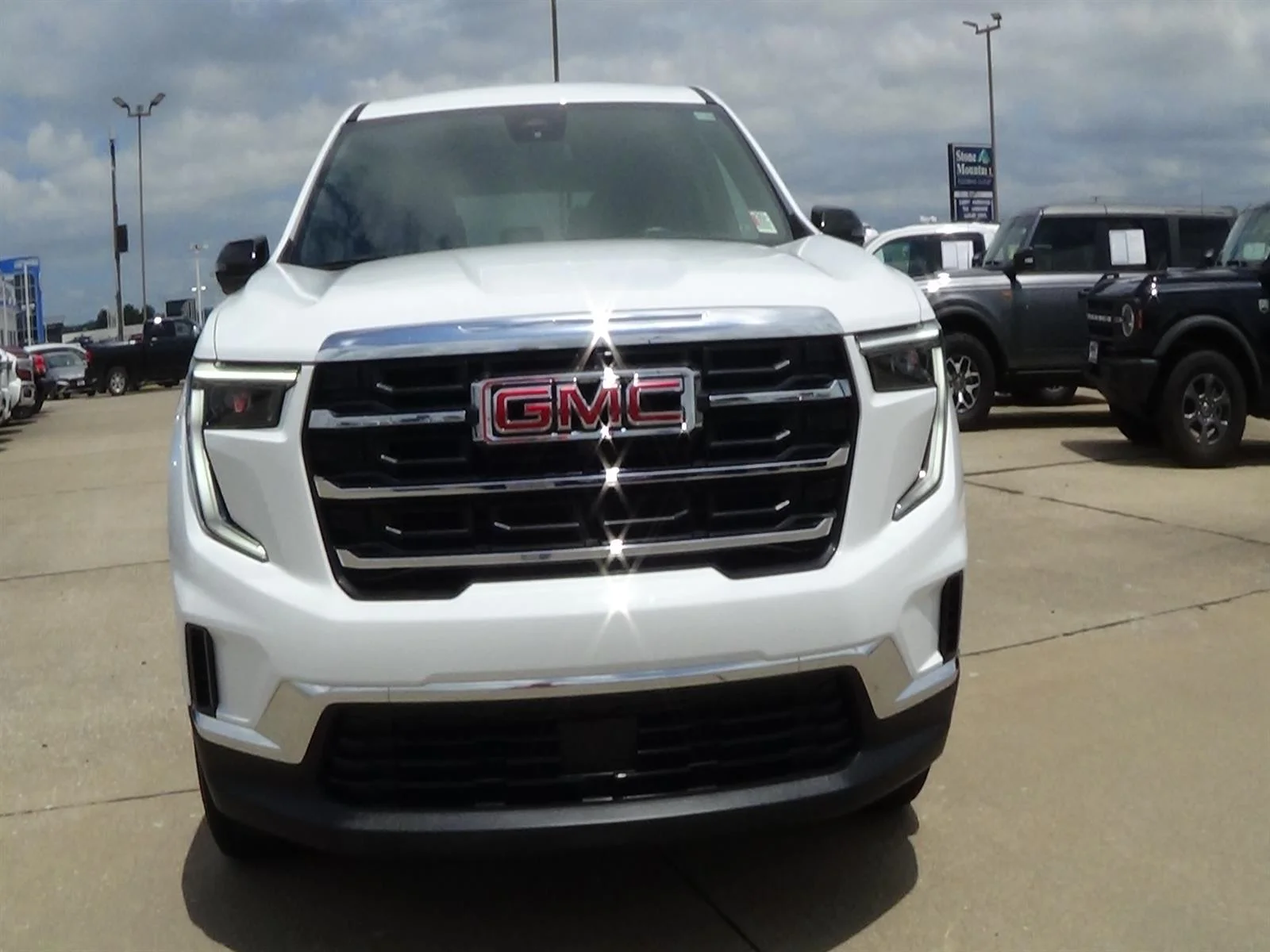 Used 2025 Summit White (gaz) GMC Elevation image 3