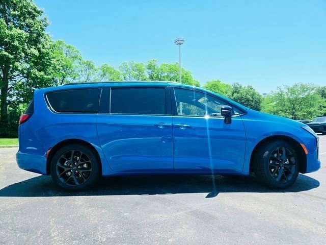 New 2027 Hydro Blue Pearl-Coat Exterior Paint Chrysler Limited image 27