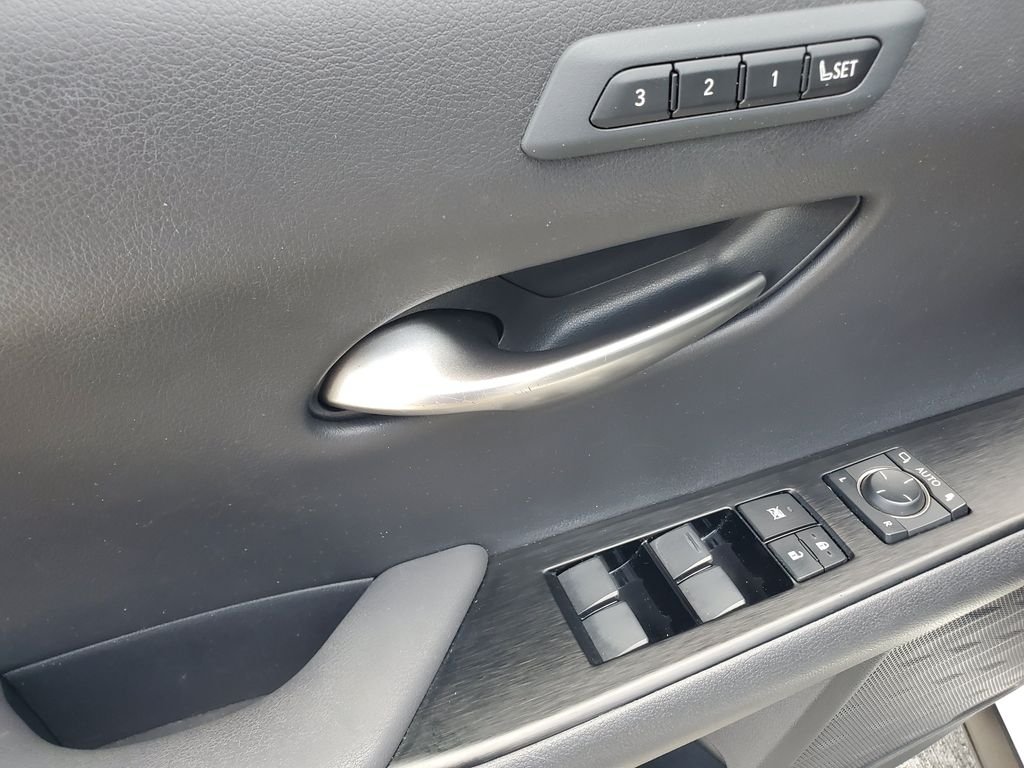 Used 2020 White Lexus 250h F SPORT image 22