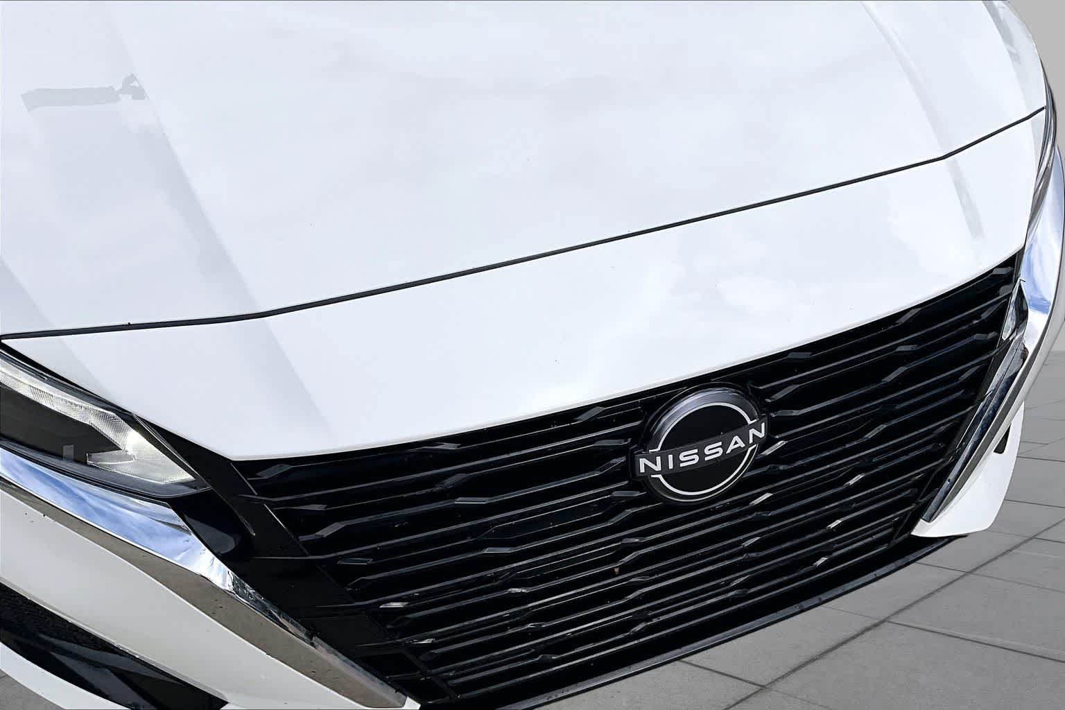 Used 2025 Glacier White Nissan SV image 28
