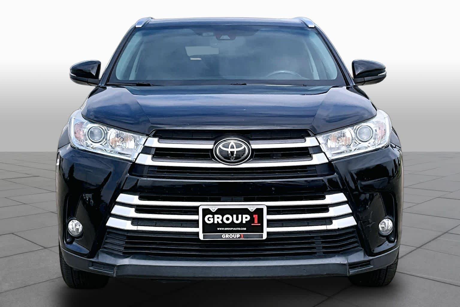 Used 2017 Midnight Black Metallic Toyota XLE image 4